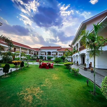 Hotel Earth Light Sauraha Chitwan Εξωτερικό φωτογραφία