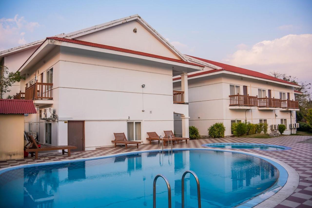 Hotel Earth Light Sauraha Chitwan Εξωτερικό φωτογραφία
