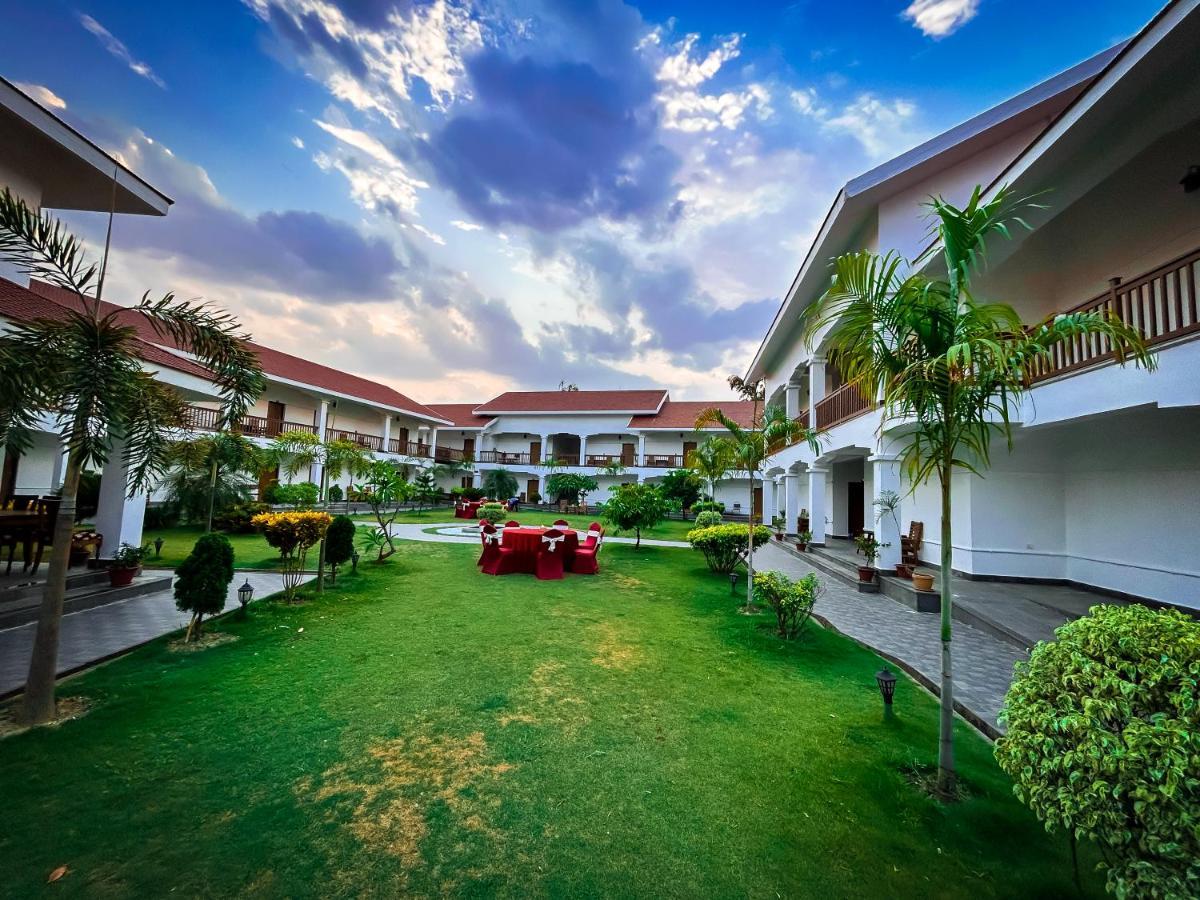 Hotel Earth Light Sauraha Chitwan Εξωτερικό φωτογραφία