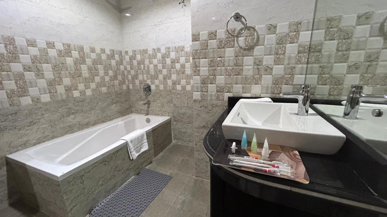 Hotel Earth Light Sauraha Chitwan Εξωτερικό φωτογραφία