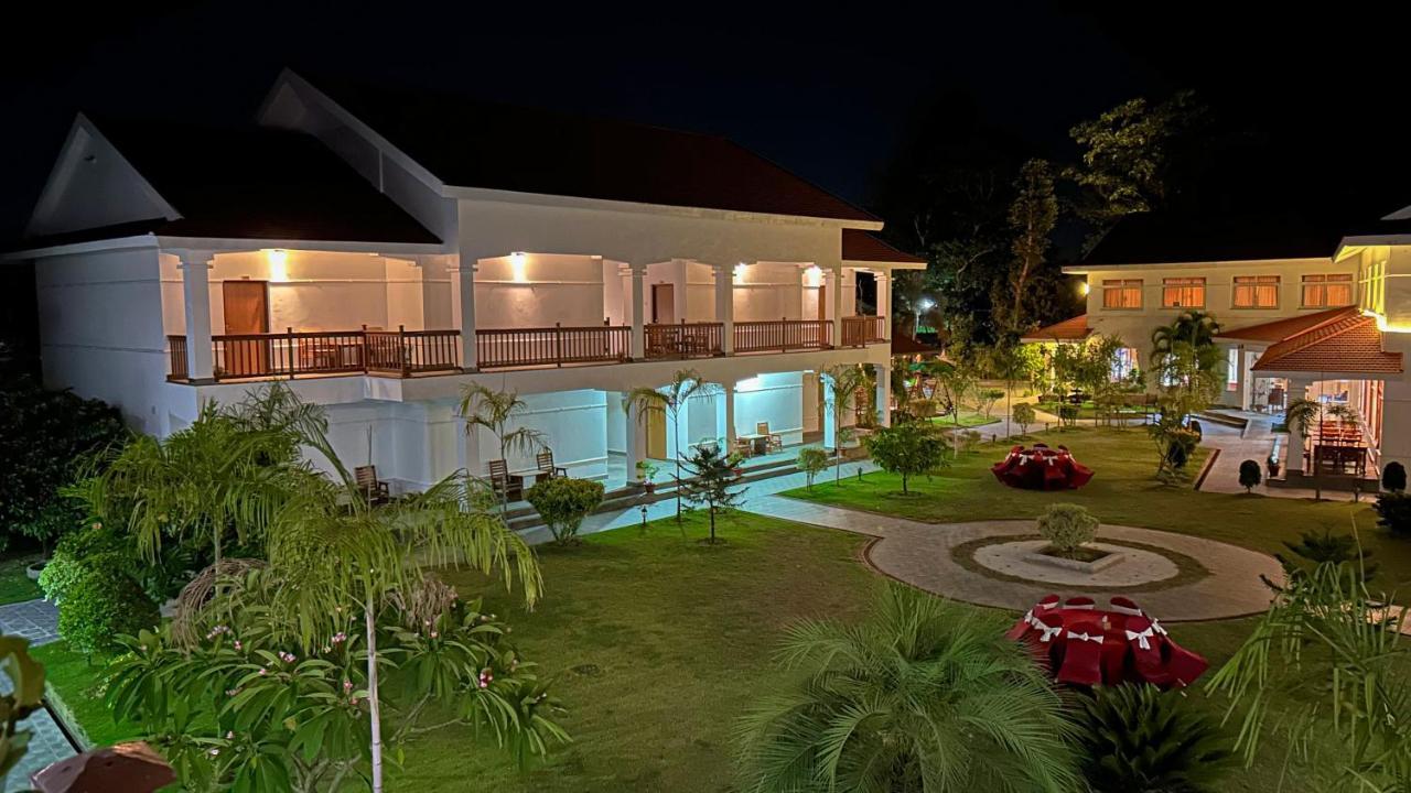 Hotel Earth Light Sauraha Chitwan Εξωτερικό φωτογραφία
