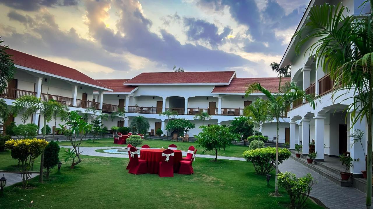 Hotel Earth Light Sauraha Chitwan Εξωτερικό φωτογραφία