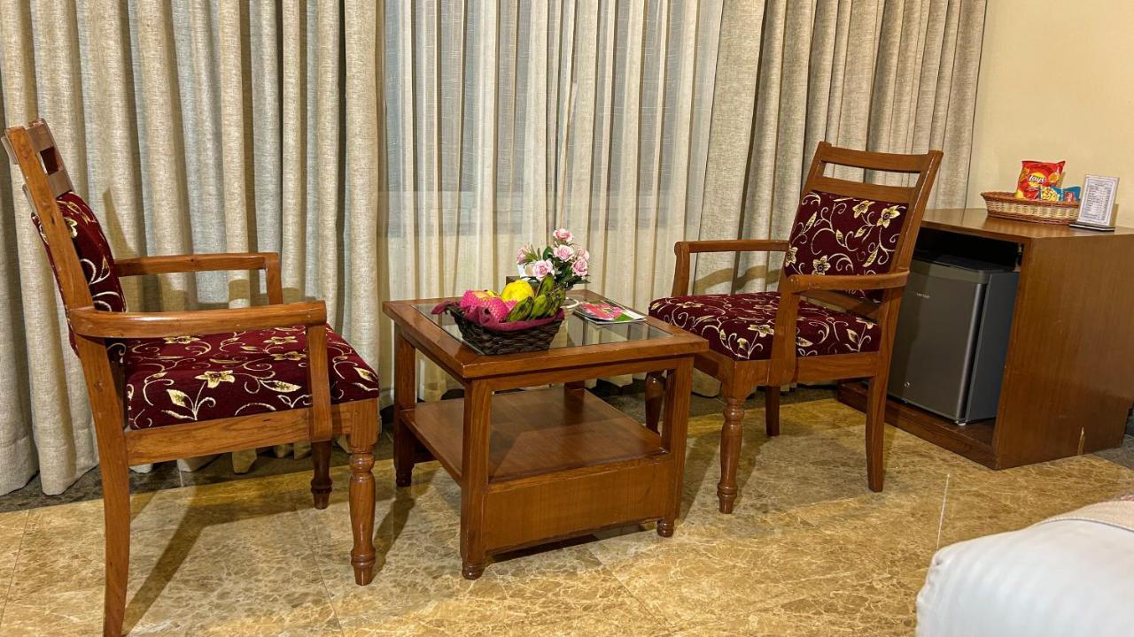 Hotel Earth Light Sauraha Chitwan Εξωτερικό φωτογραφία