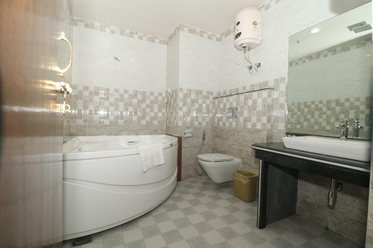 Hotel Earth Light Sauraha Chitwan Εξωτερικό φωτογραφία